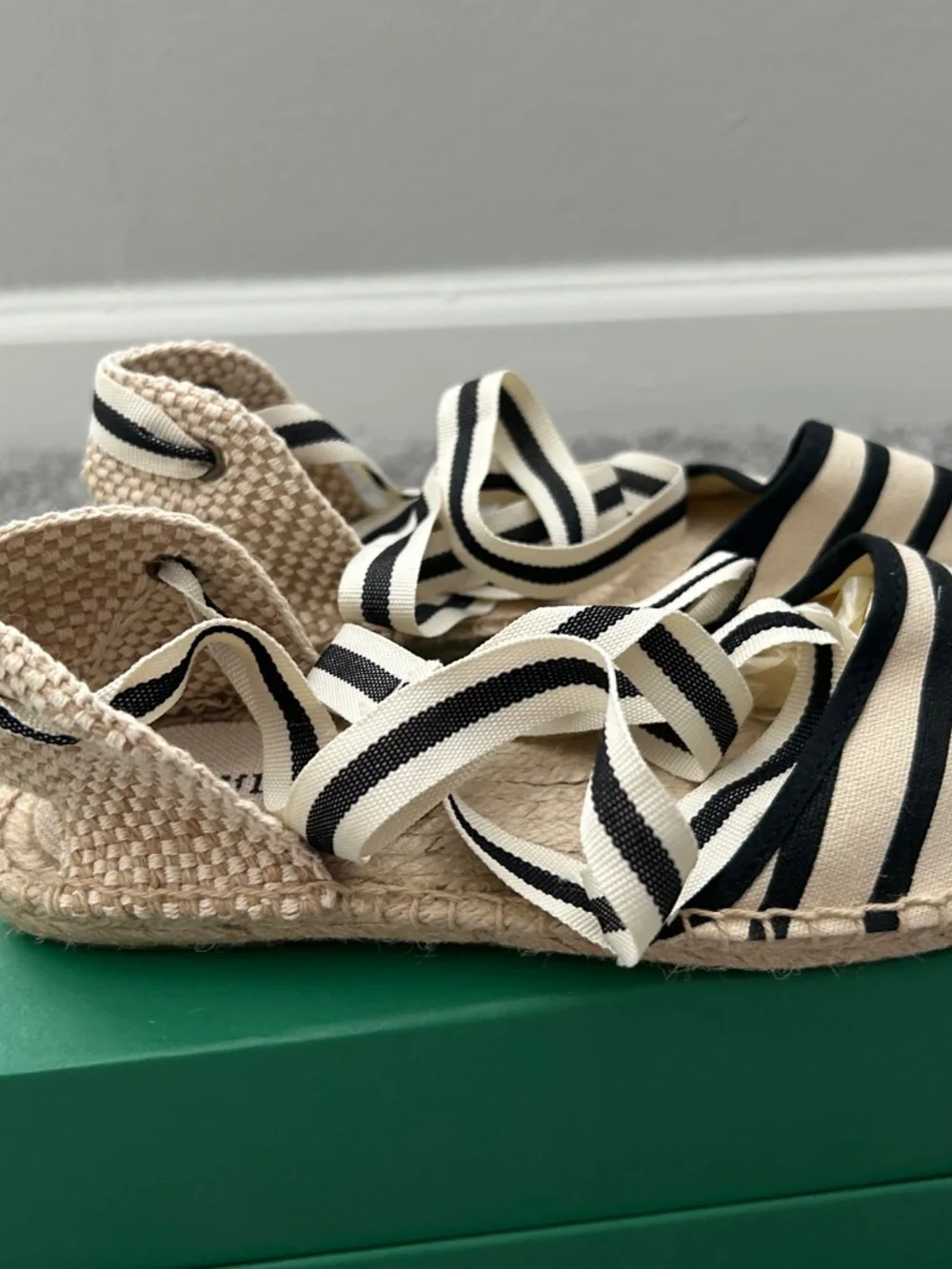 SOLUDOS Black and white ankle tie espadrilles